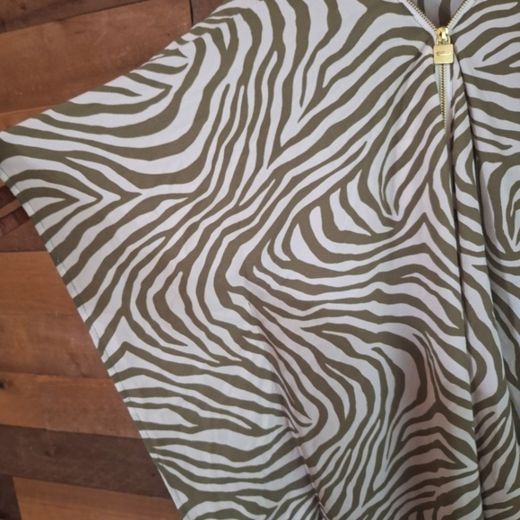 Michael Kors Green & White Zebra Print Zip Up Poncho with Gold Lock SZ L - Picture 4 of 8